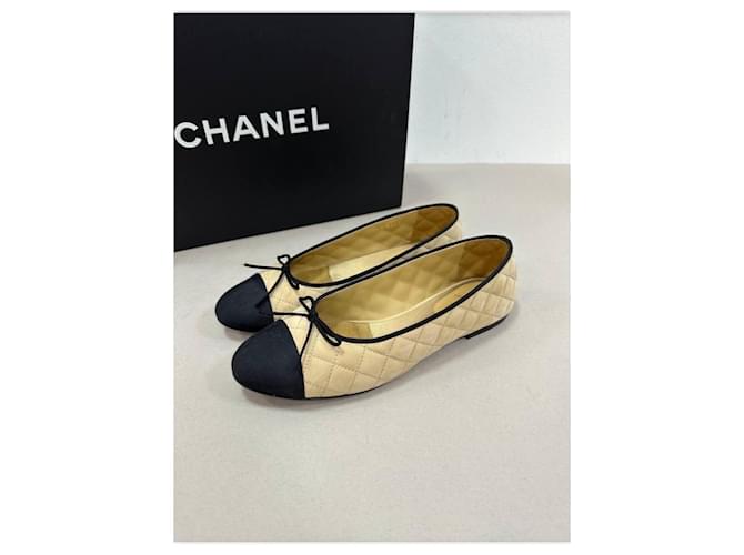 Chanel Beige Black Quilted Leather Ballet Flats ref.1027280 - Joli Closet