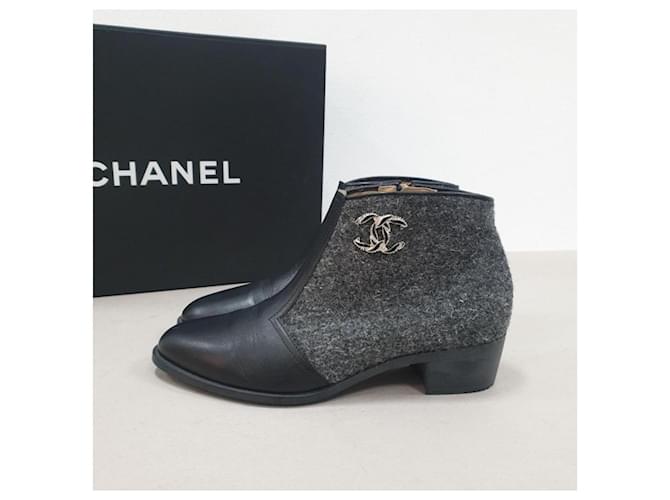 Chanel Botins de couro preto com logotipo CC de lã e tornozelo Cinza antracite  ref.1027463