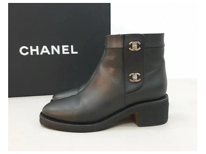 Chanel Schwarze Ankle Boots aus Kalbsleder mit Drehverschluss und CC-Motiv  ref.1027472