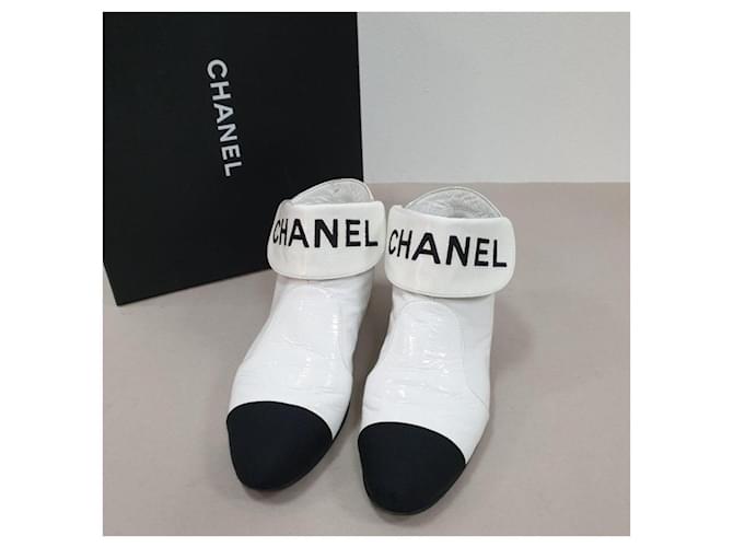Bottines Chanel blanches noires Cuir vernis  ref.1027478