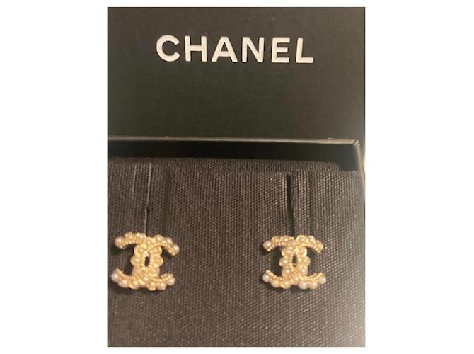 Cambon Magnifique petites boucles d’oreilles Classiques Chanel Acier Perle Doré  ref.1027499
