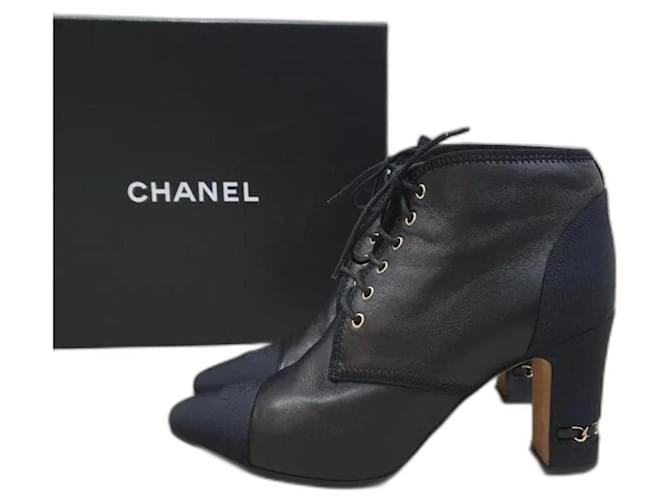 Botines de tacón con logo CC de cuero textil de Chanel Negro  ref.1027551