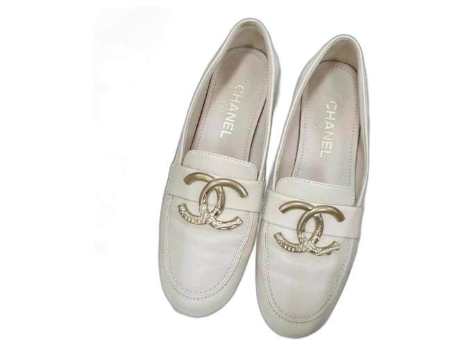 Chanel Ivory CC logo Loafers Beige Leather  ref.1027555