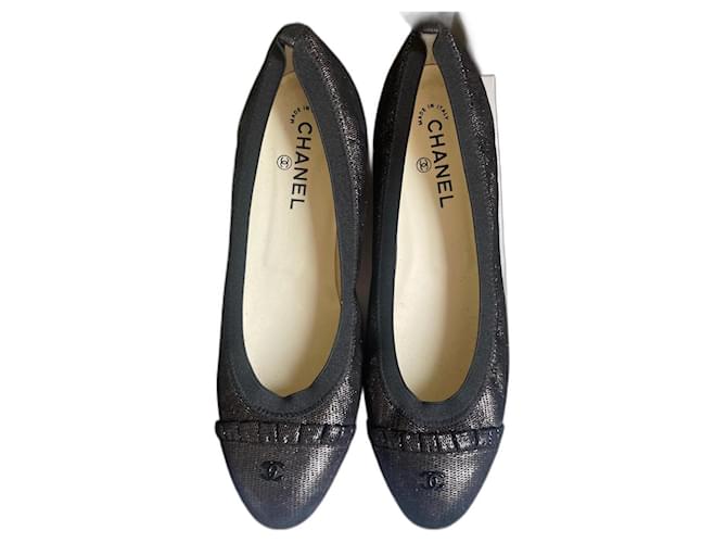 Chanel Ballet flats Black Golden Leather Cloth ref.1030005 - Joli Closet