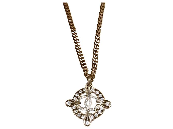 Coco Crush COLLAR CHANEL CON COLGANTE CON LOGO CC STRASS Gold hardware