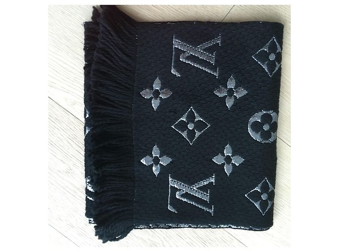 Louis Vuitton Cachecol preto brilho Logomania