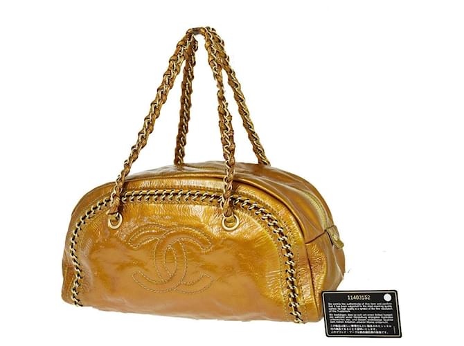 Linha de luxo Chanel Dourado Couro envernizado  ref.1033604