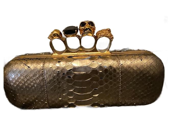 Alexander Mcqueen bonne pochette en python métallisé avec quatre anneaux Doré  ref.1034157
