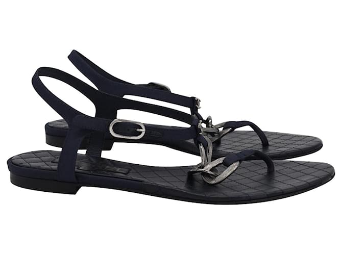 Sandalias planas con correa al tobillo con cadena Chanel en cuero azul marino  ref.1034400