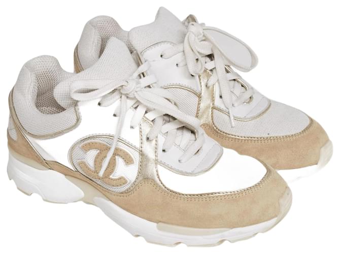 Chanel Bianco/Scarpe da ginnastica stringate con logo CC in tela beige  ref.1035183