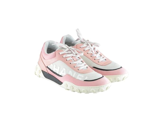 Chanel pink/White Low Top Sneakers Leather ref.1035381 - Joli Closet