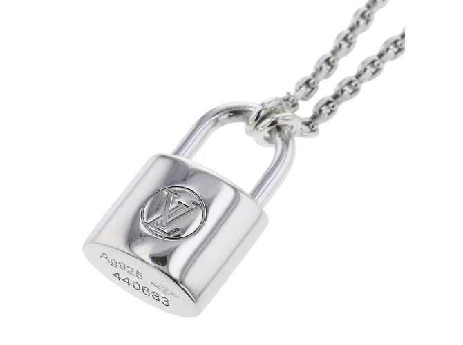 Louis Vuitton Colar com pingente Lockit em prata Q93559