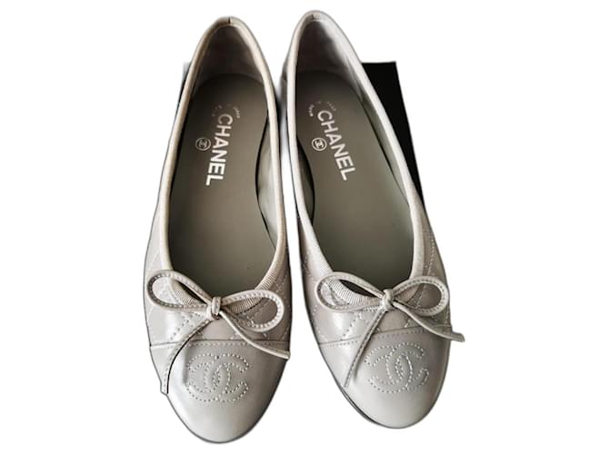 Chanel ballet pumps Grey Leather  ref.1036597