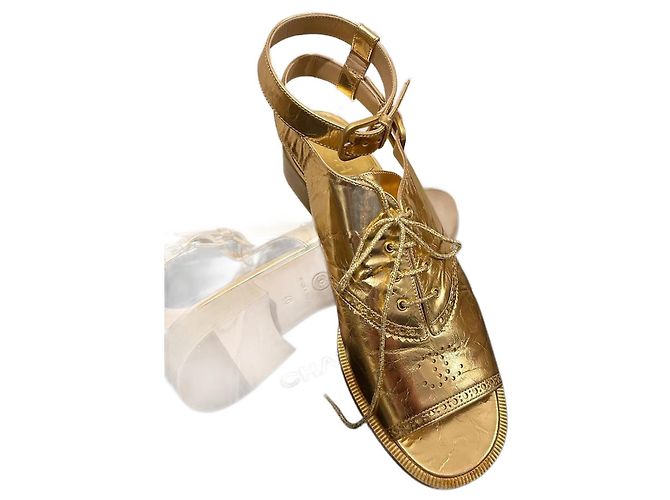 Sandali Chanel in pelle dorati D'oro