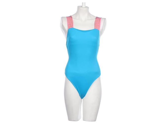 Maiô azul Versace com alças rosa bordadas Greca