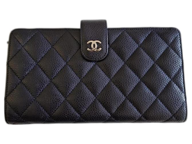 Chanel cartera Azul oscuro Cuero de avestruz  ref.1038053