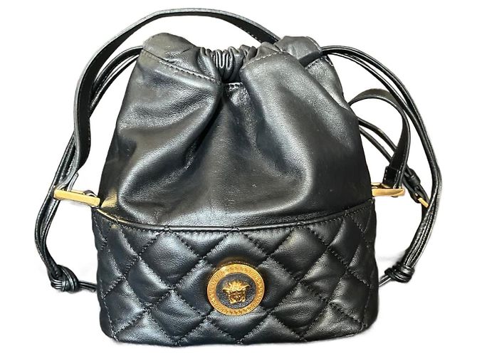 Saco de balde Versace em couro acolchoado preto