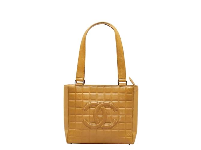 Sac à épaule Chanel en cuir Chocobar avec le logo Coco en bon état Beige  ref.1039757