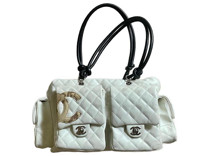 Bolsa Chanel CC de couro acolchoado branca e preta Branco
