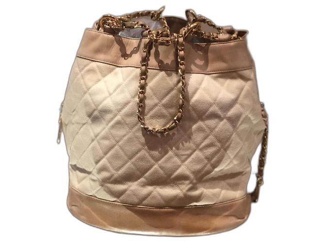 Bolsa de ombro Chanel bege de camurça e couro
