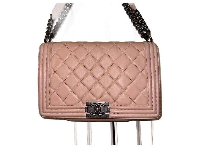Chanel Bolsa Boy Rosa em Pele de Cordeiro