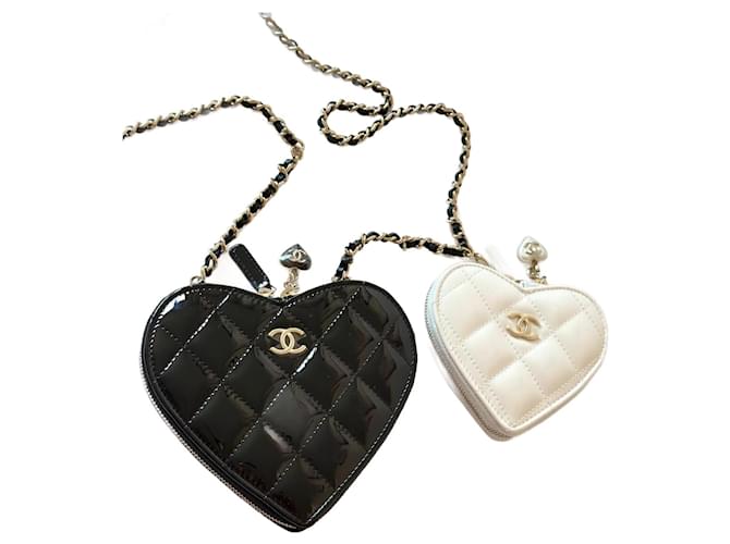 Wallet On Chain Mini bolsos Chanel con corazón Negro Blanco Charol  ref.1042705
