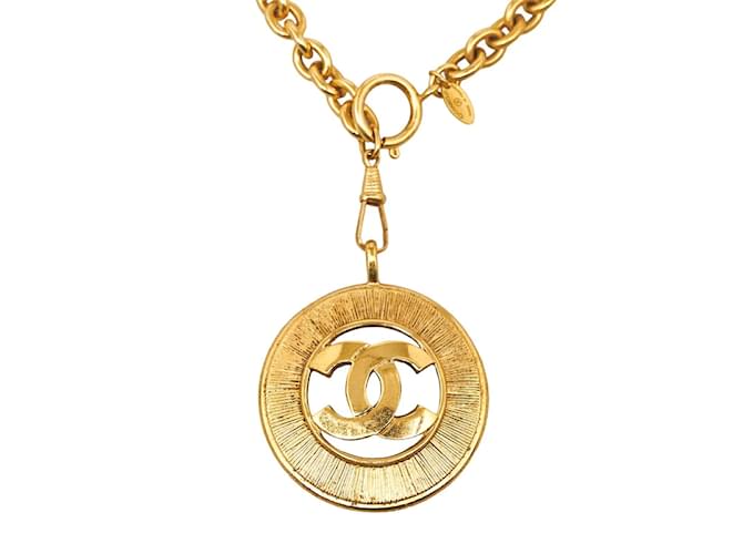 Chanel Collier pendentif médaillon CC Sunburst Métal Doré  ref.1044261