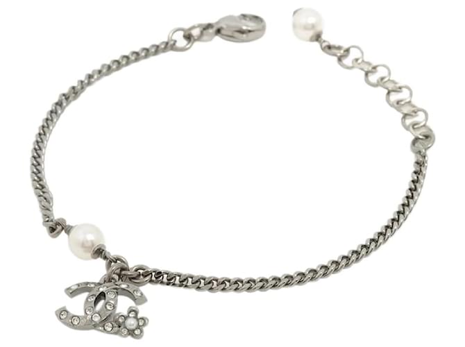 Chanel Silver bejewelled CC bracelet Silvery ref.1044373 - Joli Closet
