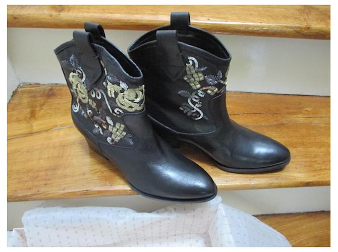 Autre Marque black leather boots , embroidery and sequins, Pointure 36.  ref.1044796