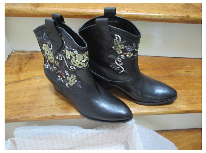 Autre Marque black leather boots , embroidery and sequins, Pointure 36.