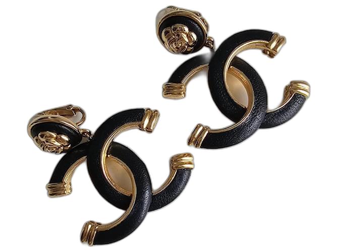 Chanel Boucles d'oreilles Cuir Bijouterie dorée  ref.1045248