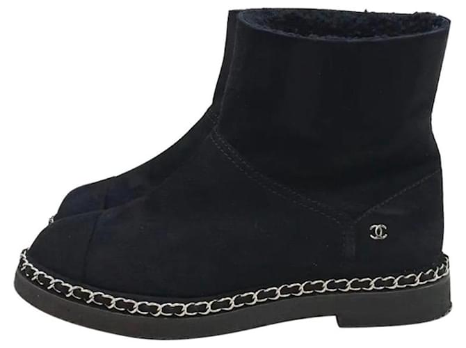 Chanel Stiefeletten aus schwarzem Wildleder mit Kettendetail Schweden  ref.1046253
