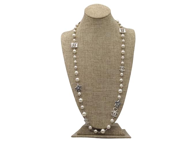 Chanel-Creme / Silber 2006 Halskette mit Stern-Anhänger aus Kunstperlen und Strasssteinen mit CC-Logo Roh Metall  ref.1046596