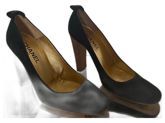 Escarpins Chanel en daim noir