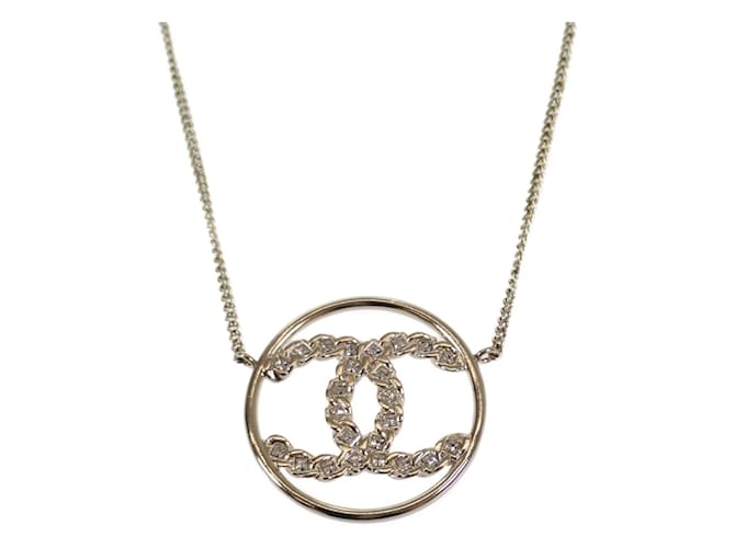 Chanel Collar con colgante circular de diamantes de imitación CC Dorado Metal  ref.1049307
