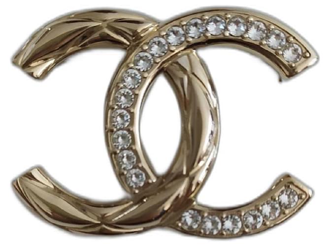 Brooch CC Chanel Golden Metal  ref.1050644