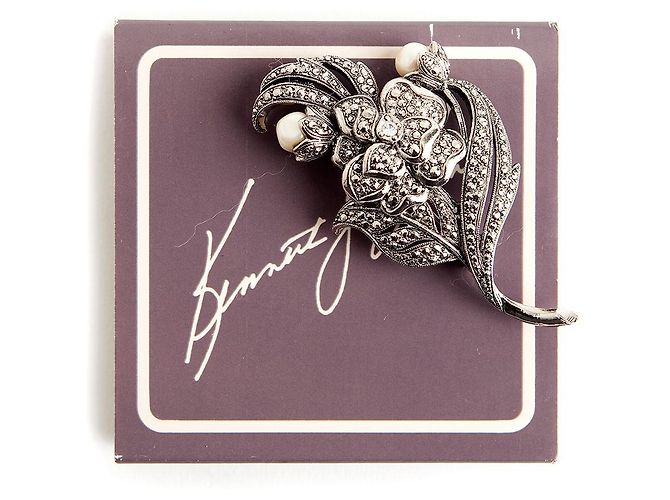 Broche de Flor Kenneth Jay Lane Prateado com Strass e Pérolas Falsas Prata