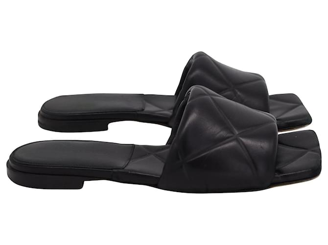 Bottega Veneta Gesteppte flache Sandalen aus schwarzem Leder  ref.1053051