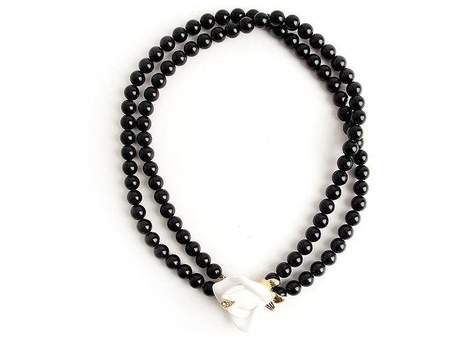 Collar Kenneth Jay Lane de Perlas Negras con Cierre de Flor Blanca Negro