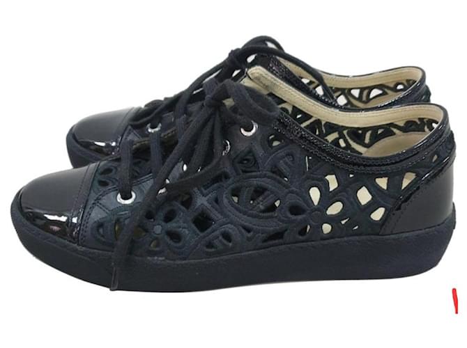 Chanel Zapatillas deportivas de charol negro con corte Camelia Cuero  ref.1054720