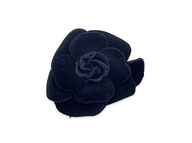 Chanel Broche de pin de flor de camelia de terciopelo negro vintage Lienzo  ref.1056064