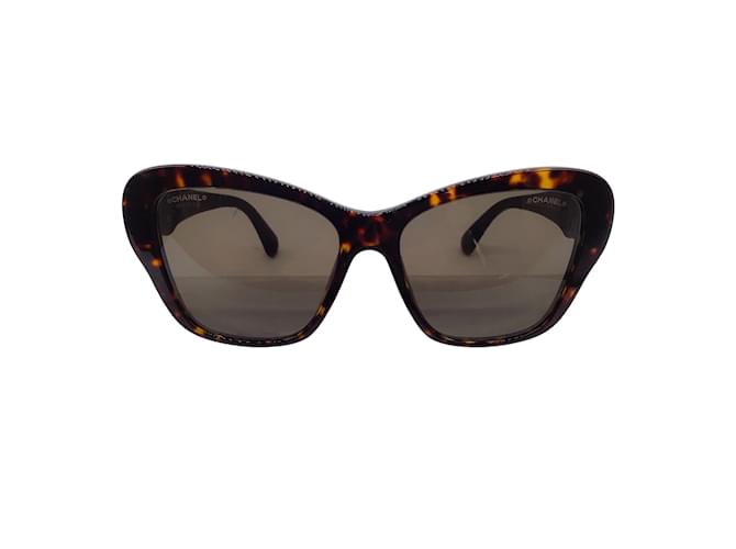 Óculos de sol Chanel marrom cristal embelezado com logotipo CC borboleta tartaruga acetato e couro de cordeiro Plástico  ref.1057038
