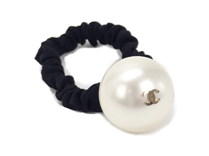 Chanel CC Faux Pearl Embellished Hair Scrunchie Natural Material Hair Accessory A63896 Y20154 Z3528 in Excellent condition Black  ref.1058281