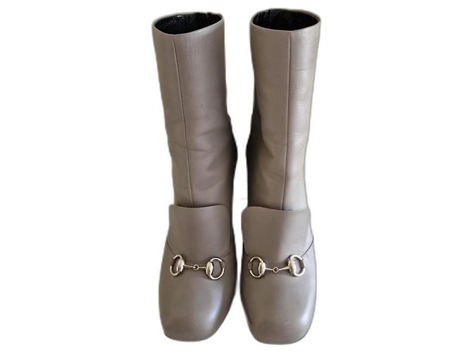 Botas de cano curto Gucci em couro cinza