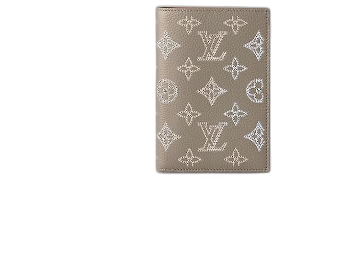 Louis Vuitton LV Passhülle neu Grau Leder  ref.1059120