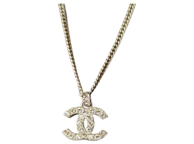 SELTENE Chanel CC F12Klassische, zeitlose Halskette mit V-Logo in der Schachtel mit Kristallen, Quittung Silber Metall  ref.1059444