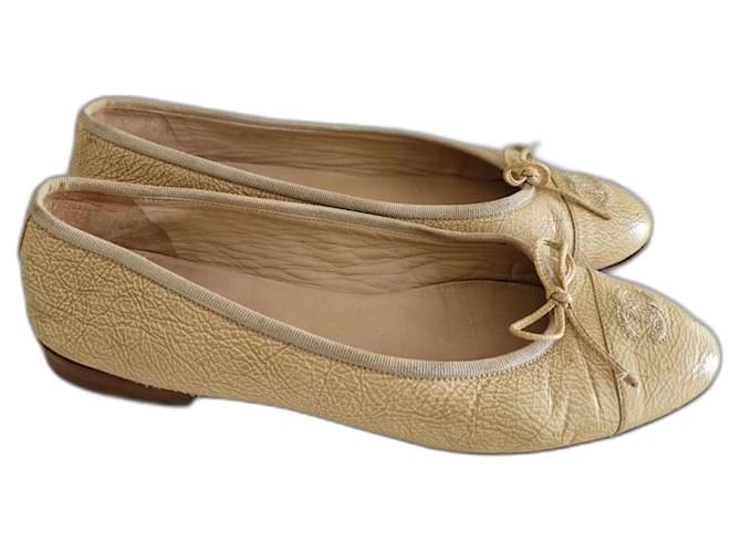 Chanel Sapatilhas de ballet Bege Couro de avestruz  ref.1059571
