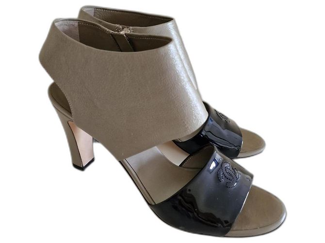 Sandalias Chanel de charol gris 40