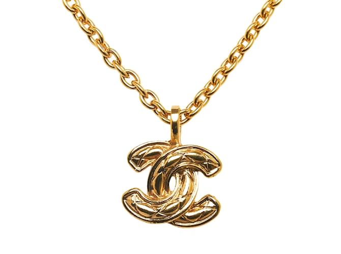 Chanel Collana con ciondolo logo CC trapuntato D'oro Metallo  ref.1060895
