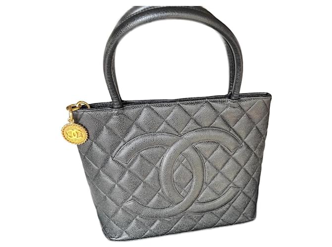Chanel Medallion-Tasche aus schwarzem Kaviarleder  ref.1061704